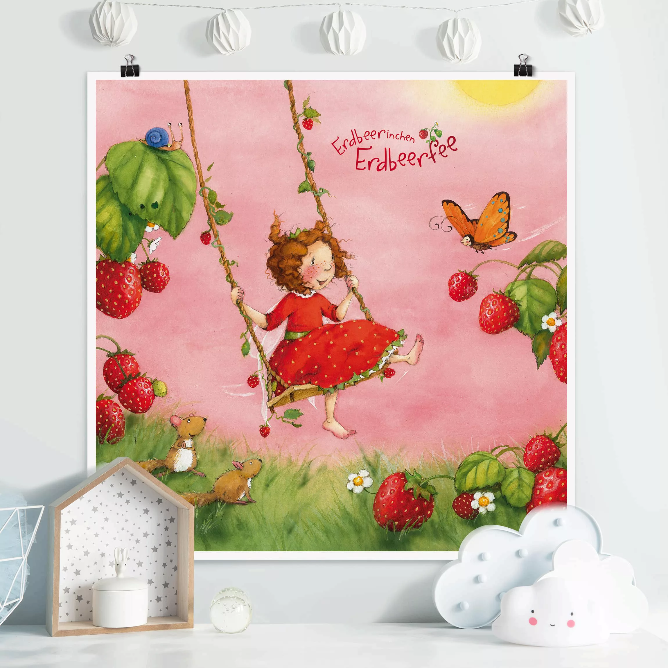 Poster Kinderzimmer - Quadrat Erdbeerinchen Erdbeerfee - Baumschaukel günstig online kaufen