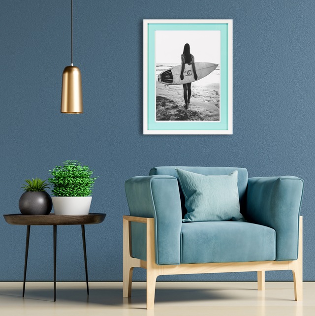 queence Bild mit Rahmen »Frau, Logo, Surfbrett schwarz weiß«, Bilder von Fr günstig online kaufen