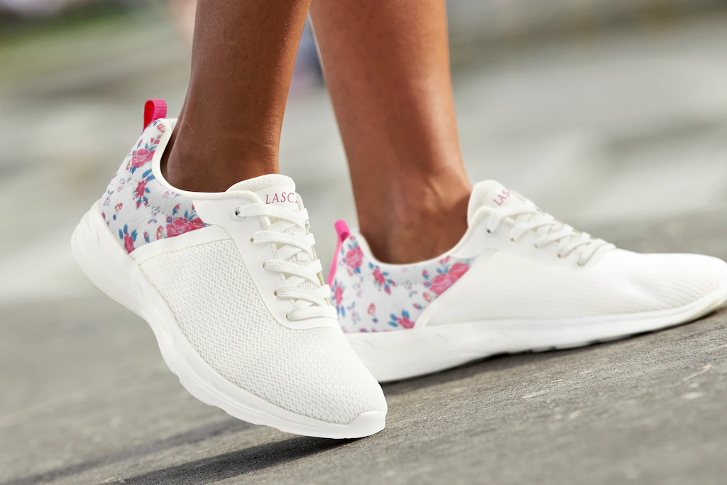 LASCANA Sneaker, Freizeitschuh, Halbschuh mit Blumen-Print VEGAN günstig online kaufen