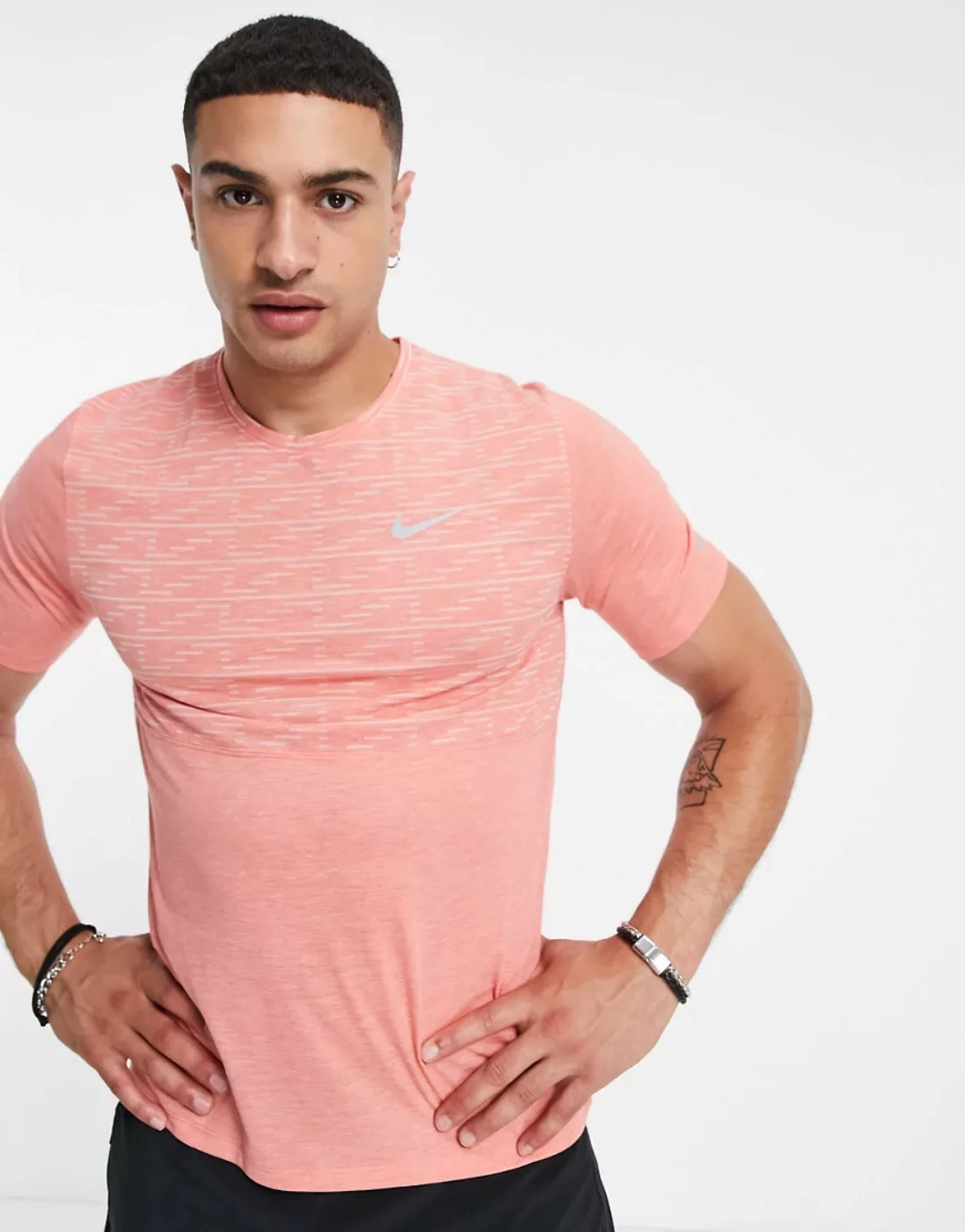 Nike Running – Run Division Miler – T-Shirt in Rot mit Ausbrennermuster günstig online kaufen