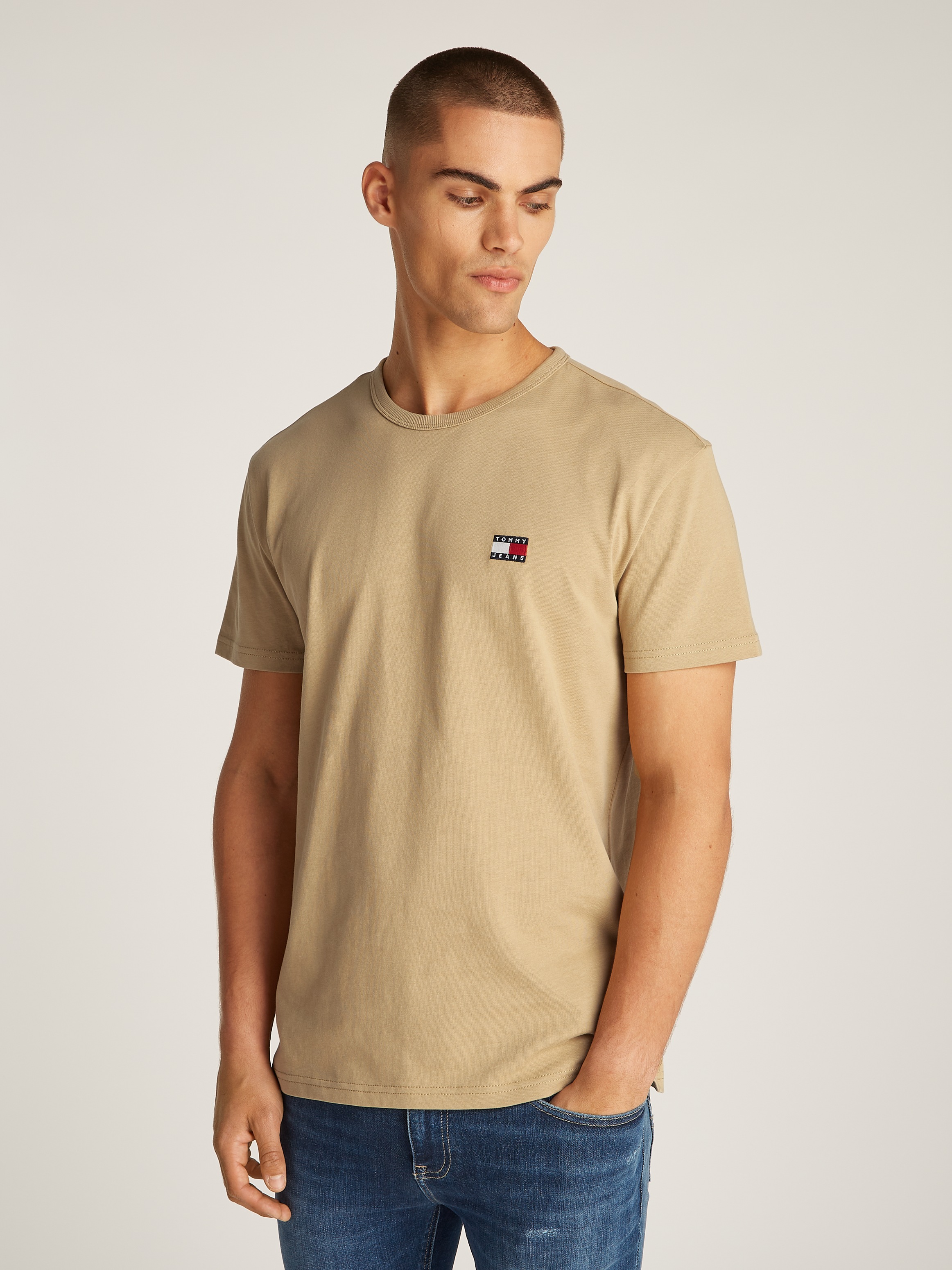 Tommy Jeans T-Shirt TJM REG BADGE TEE EXT mit Logostickerei günstig online kaufen