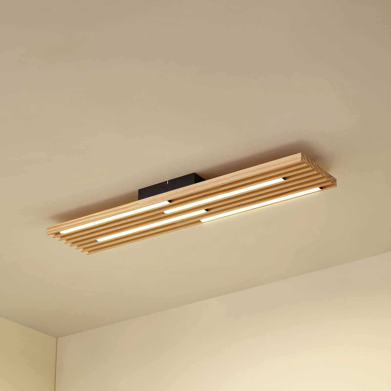 Lindby LED-Deckenleuchte Madero, Kiefernholz, 90 cm x 20 cm günstig online kaufen