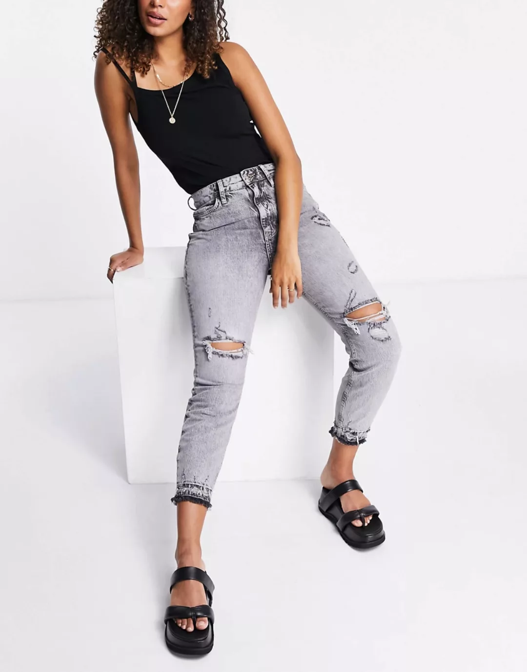 River Island – Carrie – Mom-Jeans in Grau mit Used-Optik günstig online kaufen