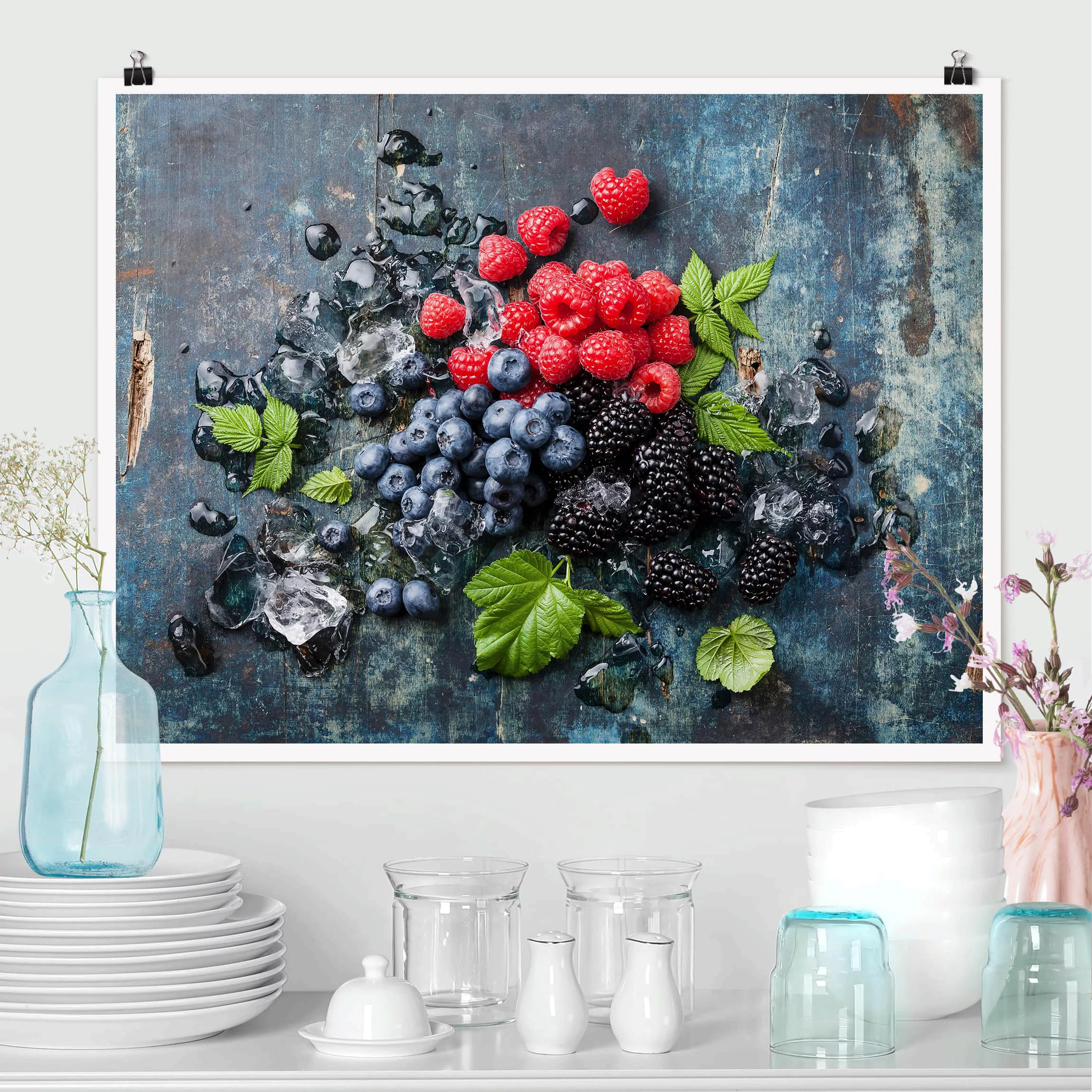 Poster Küche - Querformat Beerenmischung mit Eiswürfeln Holz günstig online kaufen