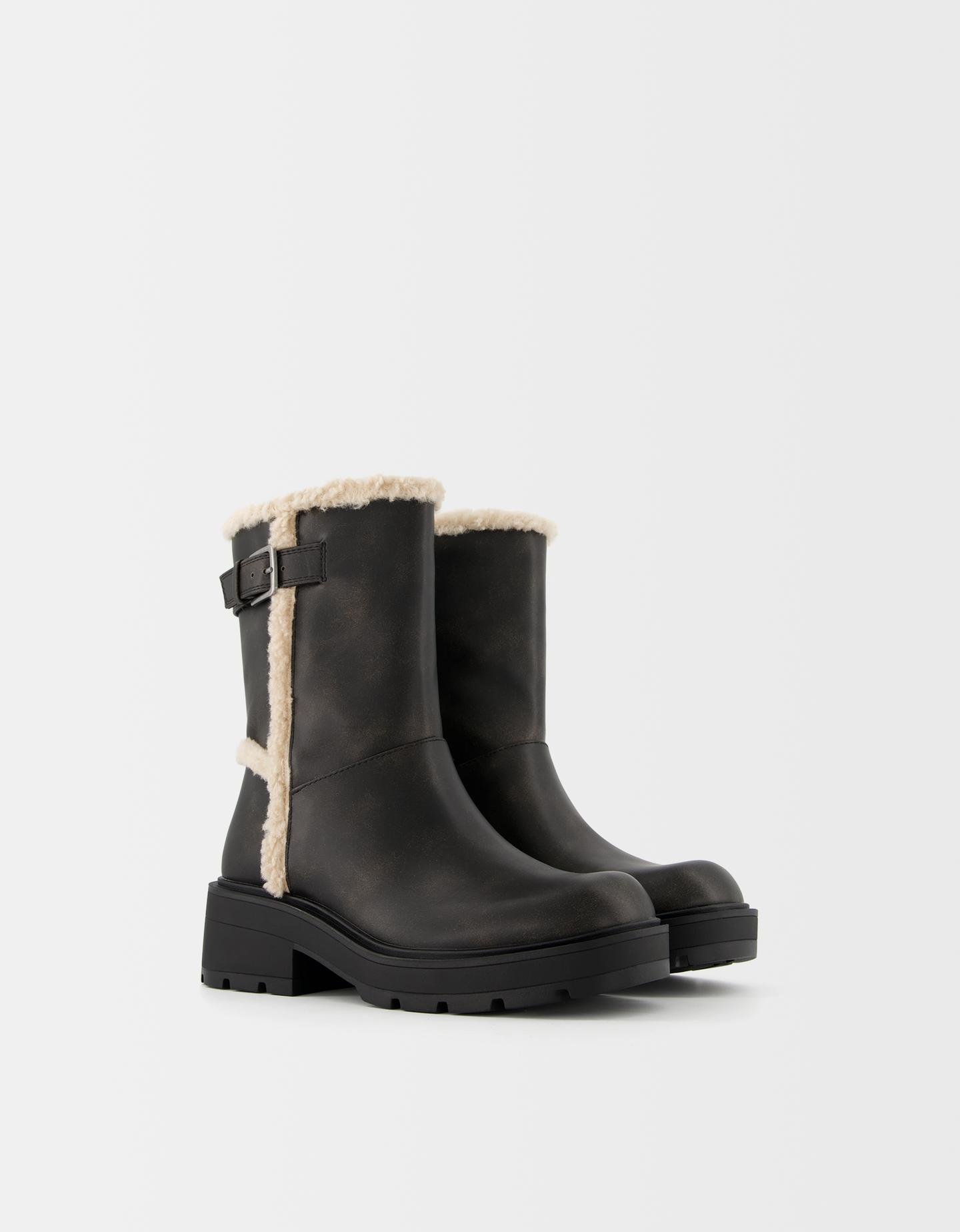 Bershka Flache Stiefeletten Mit Lammfellimitat-Detail Damen 39 Braun günstig online kaufen