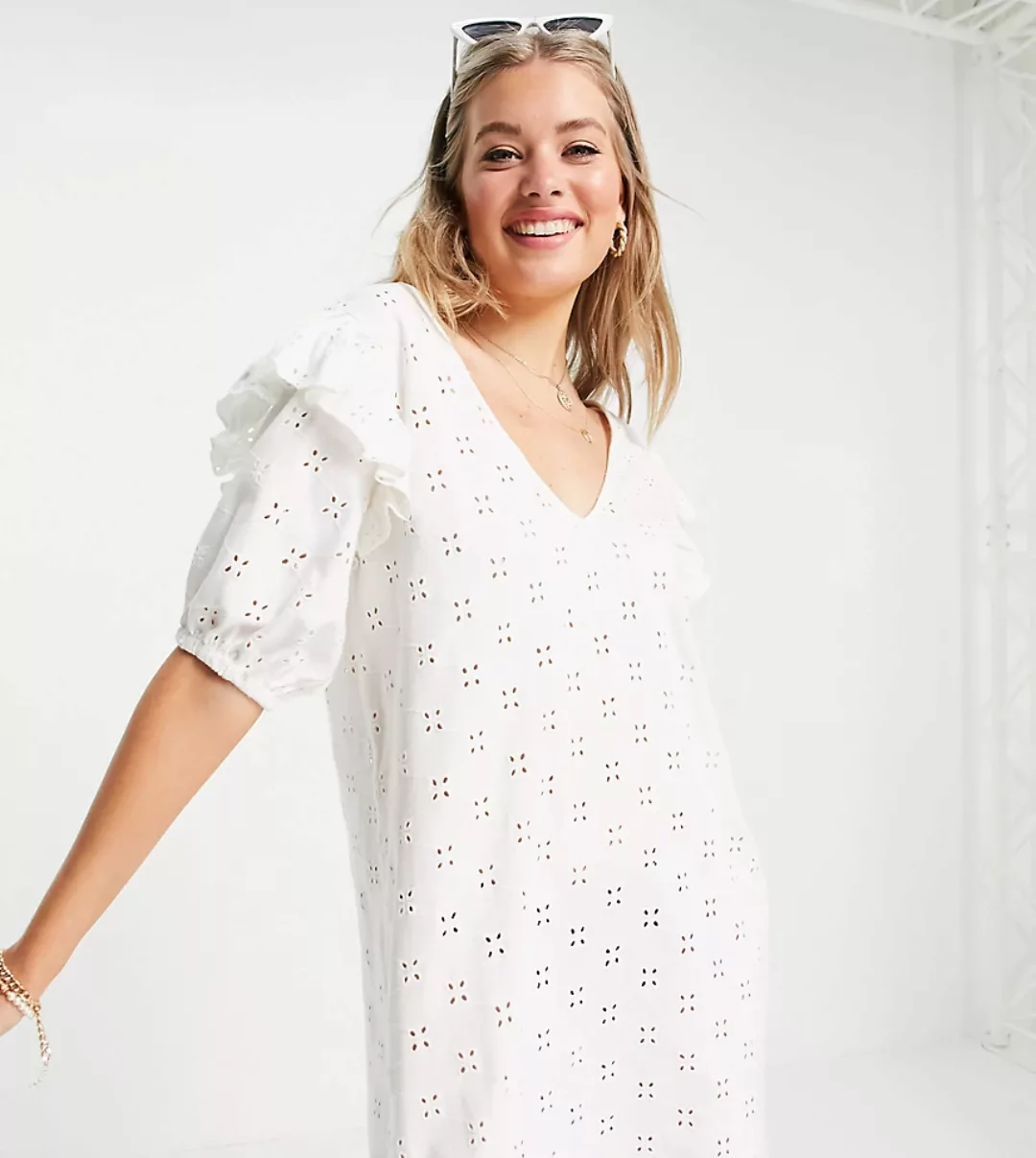 ASOS DESIGN Tall – Kurzärmliges Minikleid in Creme mit Lochstickerei, V-Aus günstig online kaufen