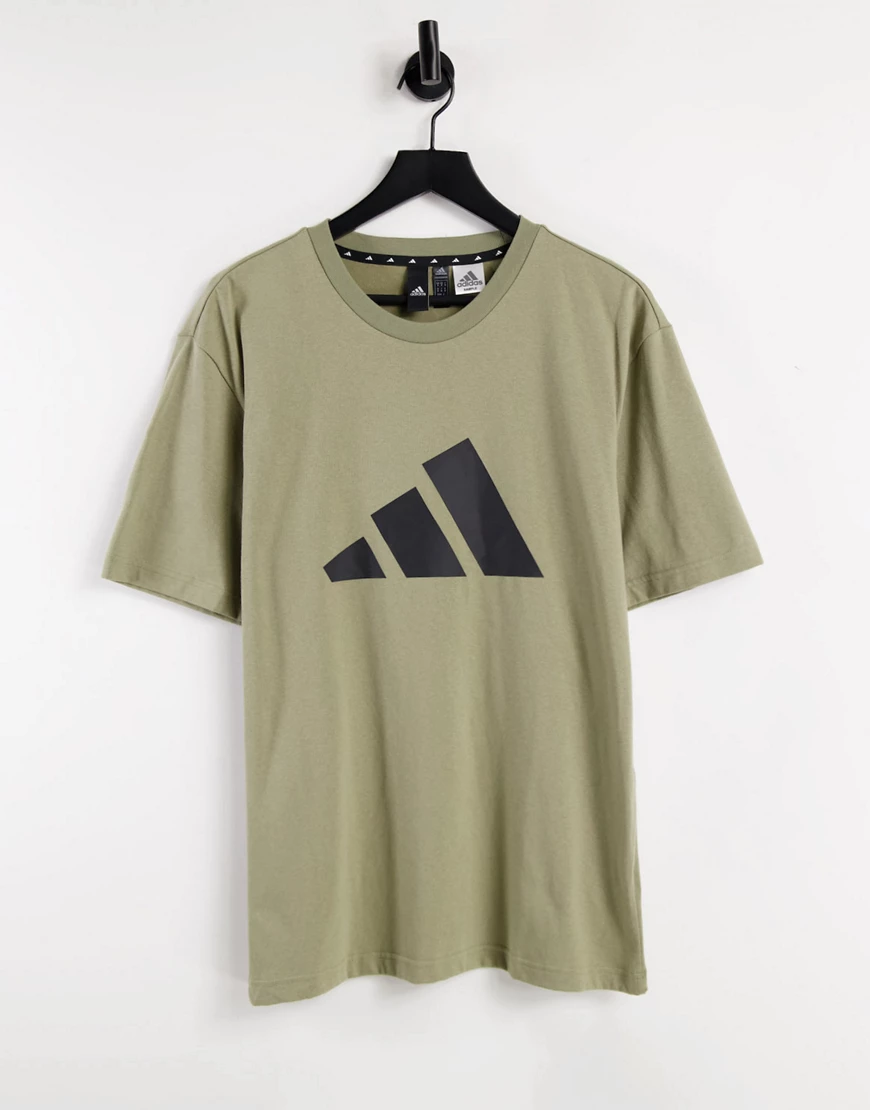 adidas Training – T-Shirt mit großem BOS-Logo in Khaki-Grün günstig online kaufen