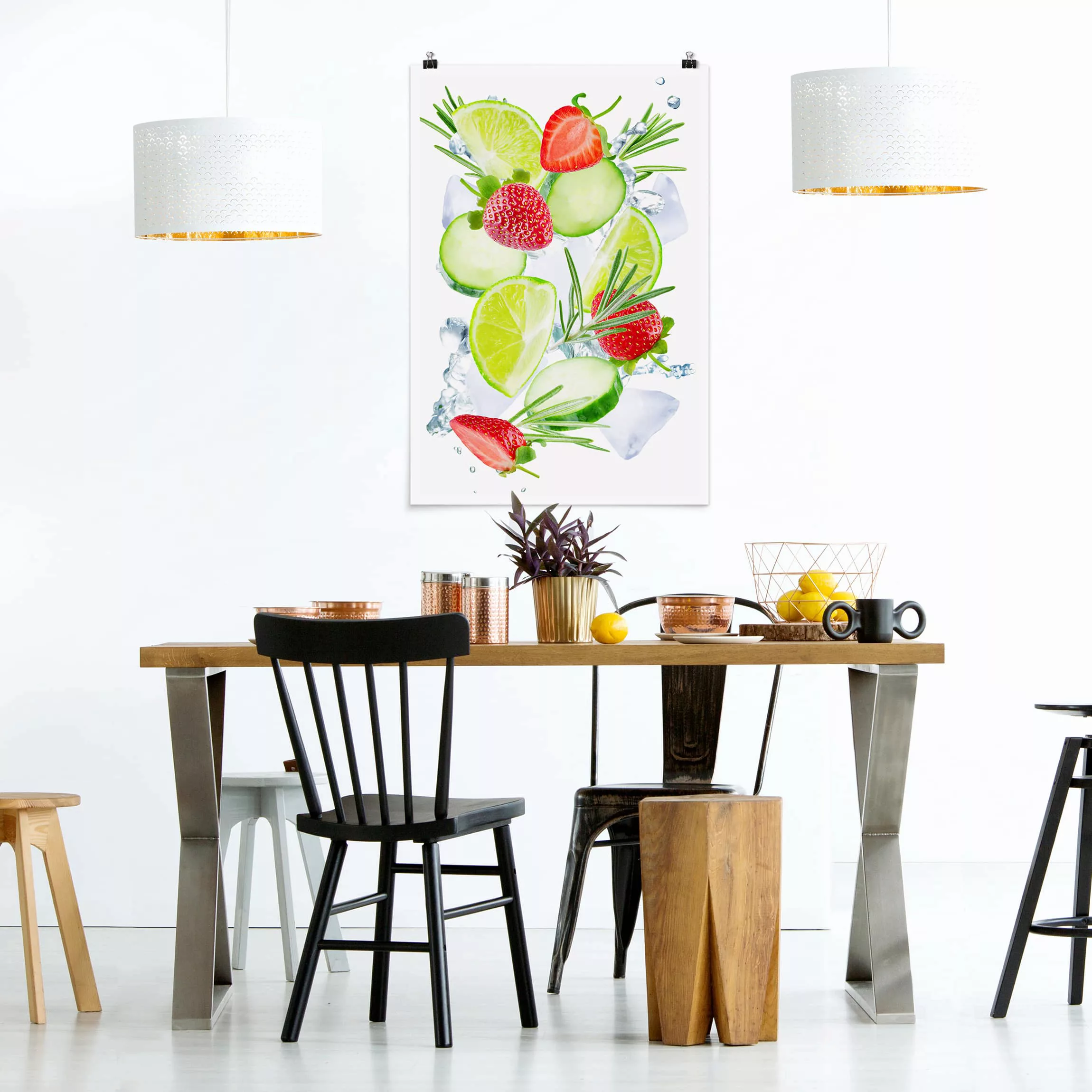 Poster Küche - Hochformat Erdbeeren Limetten Eiswürfel Splash günstig online kaufen