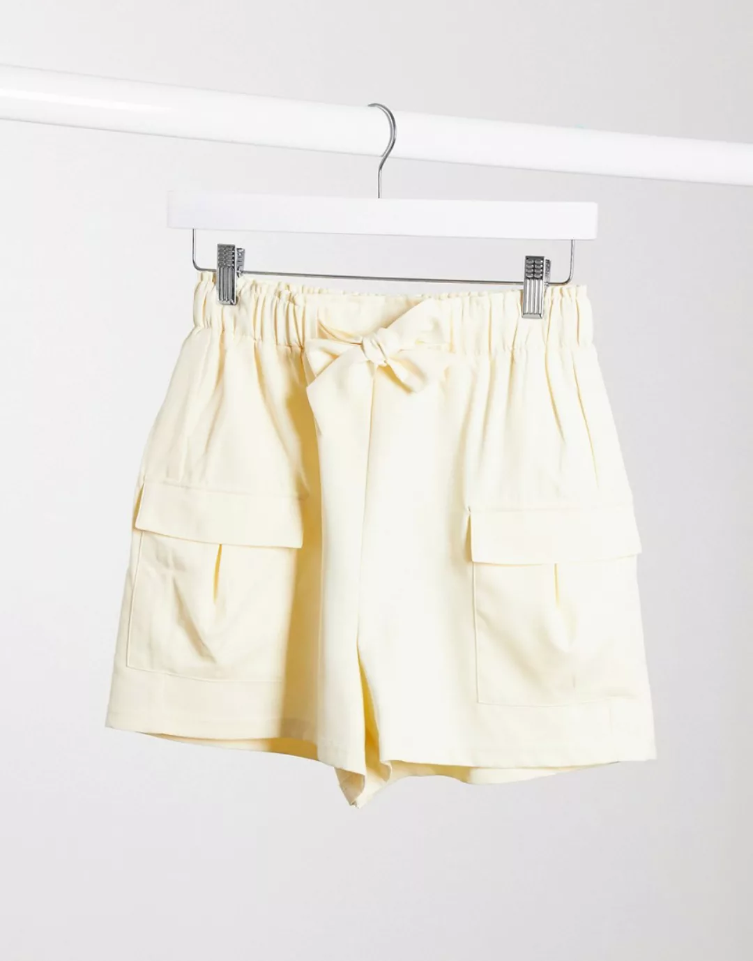 4th + Reckless – Figurbetonende Utility-Shorts in Creme-Weiß günstig online kaufen