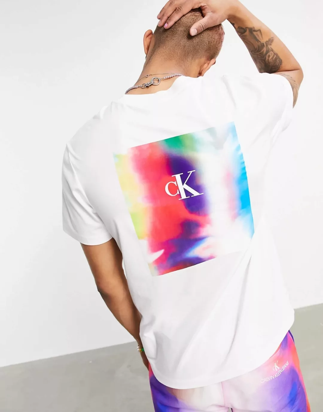 Calvin Klein Jeans – Pride – T-Shirt in Weiß mit großem Logo auf dem Rücken günstig online kaufen