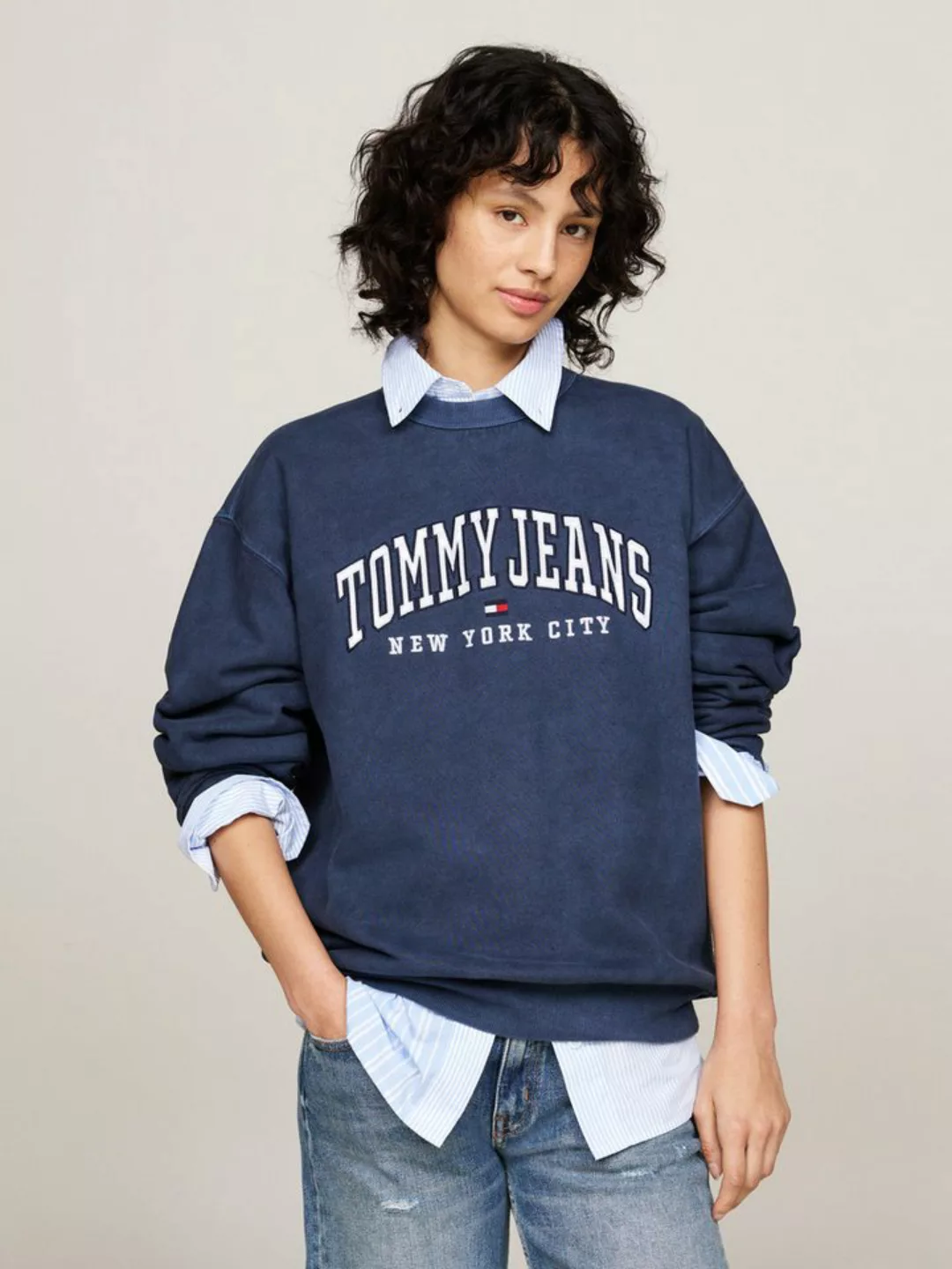 Tommy Jeans Sweatshirt TJW RLX VARSITY CREW mit Washed-Effekt, großem Logo günstig online kaufen