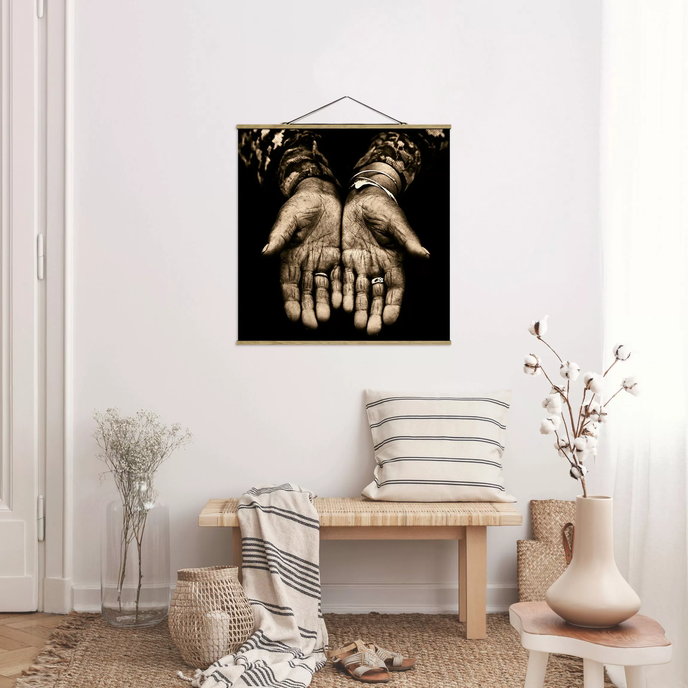 Stoffbild Portrait mit Posterleisten - Quadrat Indian Hands günstig online kaufen