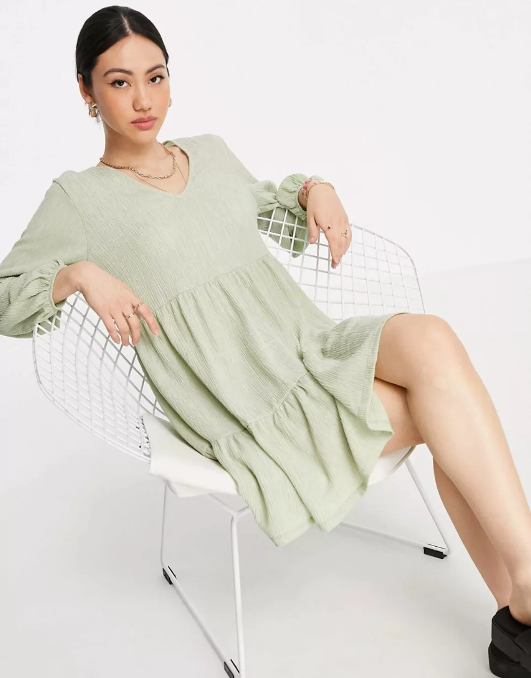 Mango – Mini-Hängerkleid mit Stufen und V-Ausschnitt in hellem Salbei-Grün günstig online kaufen