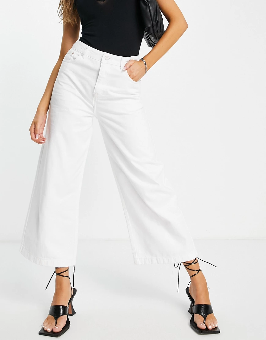 French Connection – Kurz geschnittene Jeans in Weiß mit hohem Bund und weit günstig online kaufen