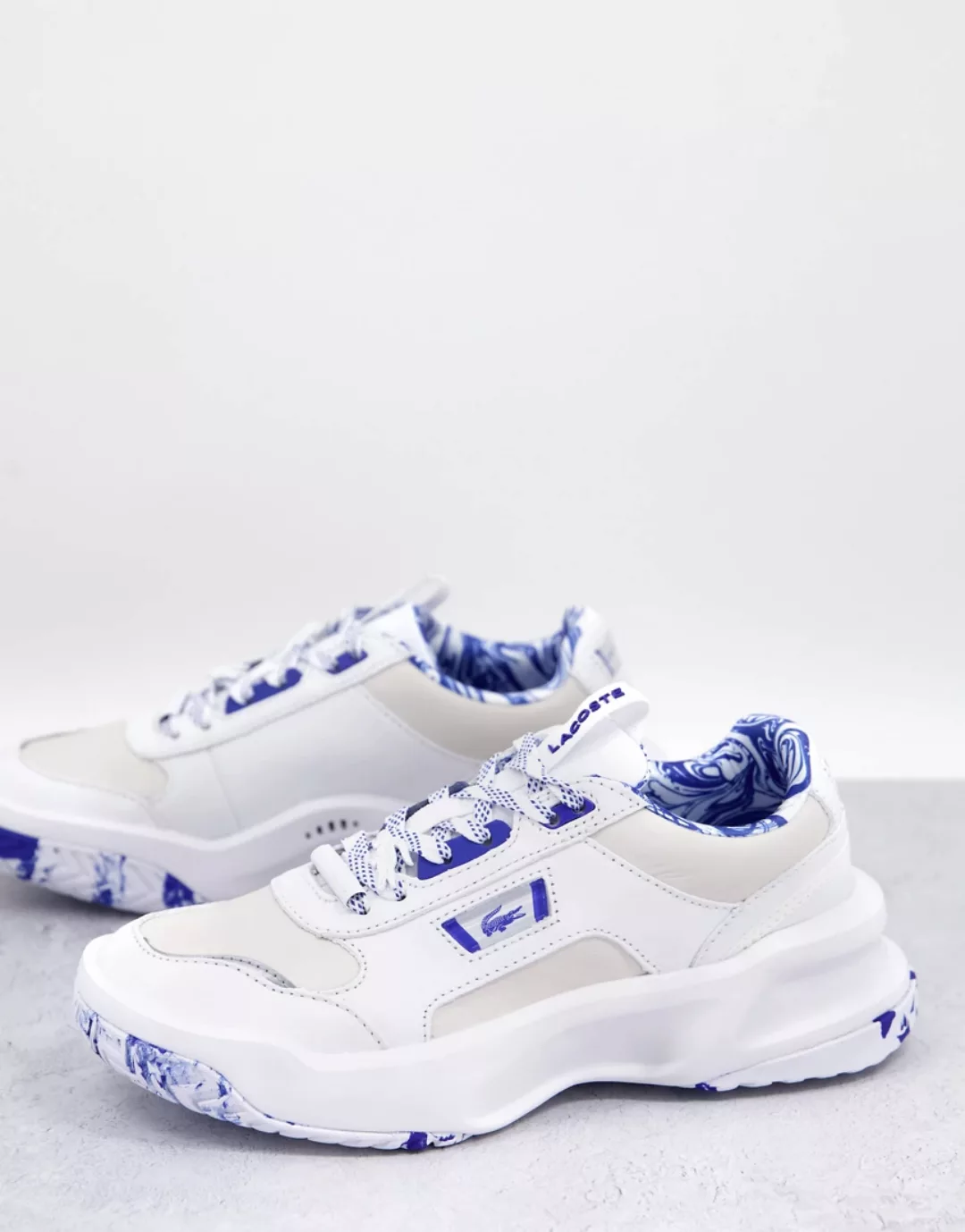 Lacoste – Ace Lift – Sneaker mit dicker Sohle in Weiß und Blau marmoriert günstig online kaufen