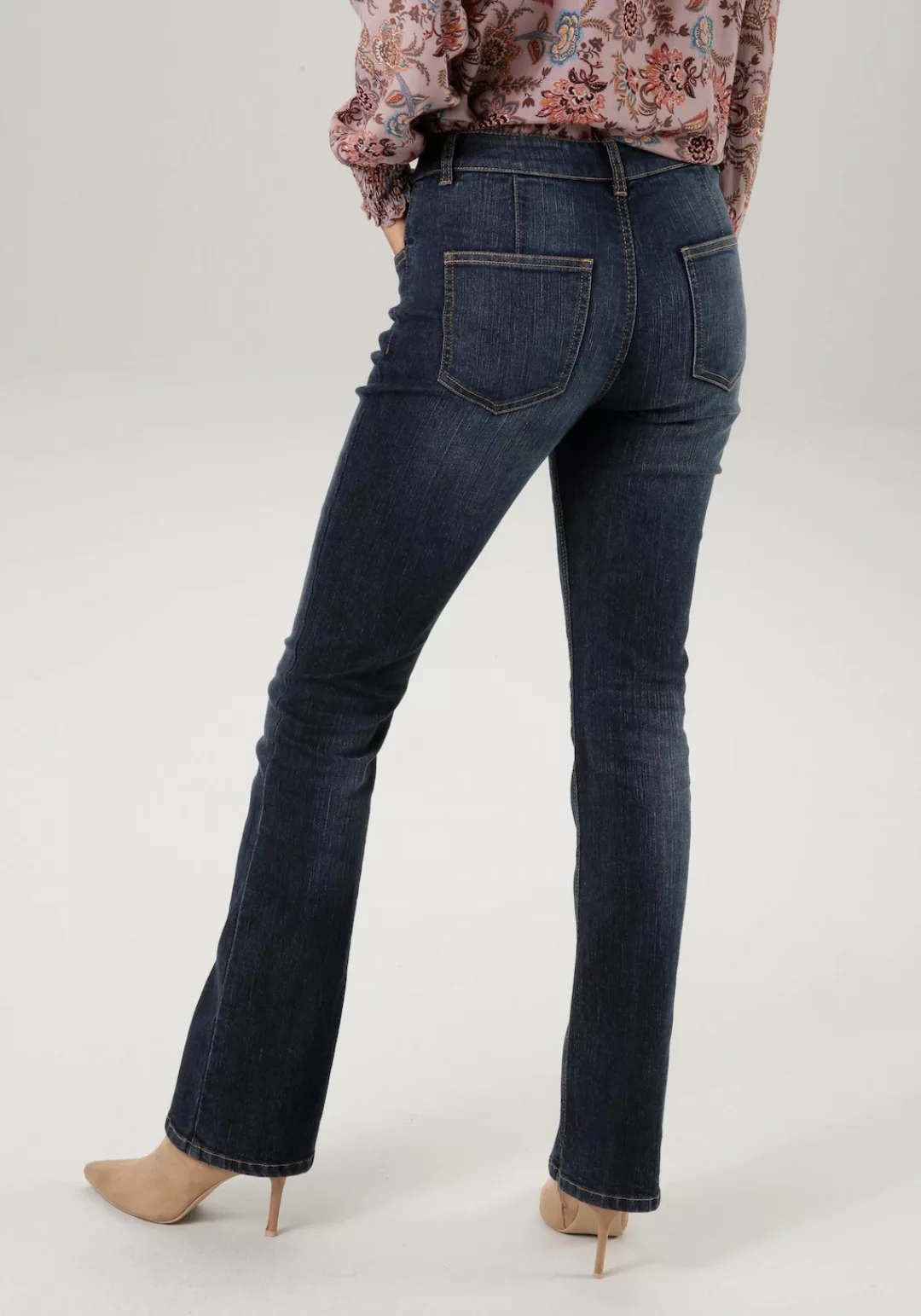 Aniston CASUAL Bootcut-Jeans, mit dekorativem Knopfverschluss - NEUE KOLLEK günstig online kaufen