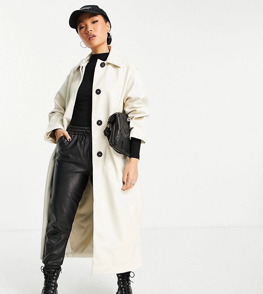 ASOS DESIGN Petite – Trenchcoat aus Kunstleder in Cremeweiß im 90er-Stil günstig online kaufen