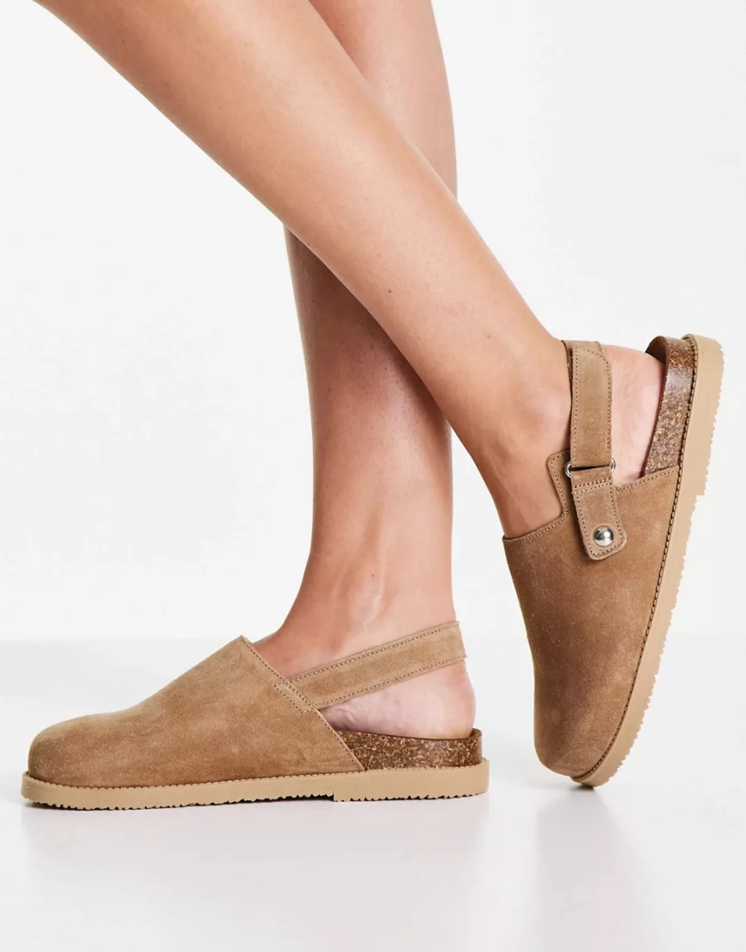 Topshop – Lacey – Flache Wildleder-Clogs mit geformtem Fußbett in Hellbraun günstig online kaufen