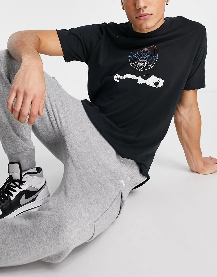 Nike Basketball – Kylie Irving – T-Shirt in Schwarz mit Grafik günstig online kaufen