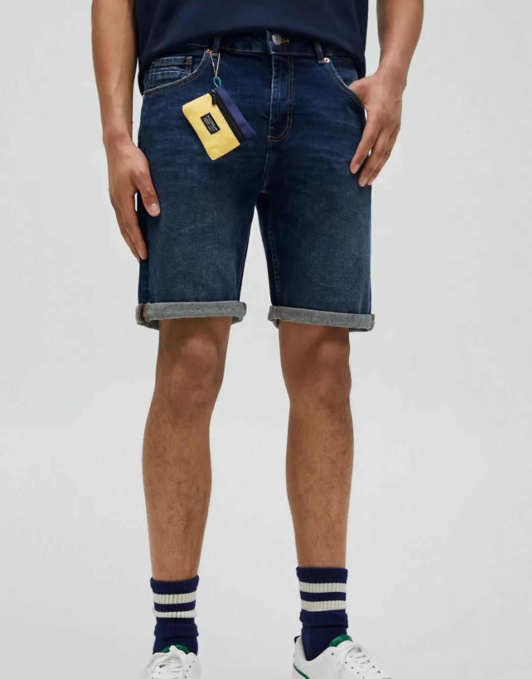 Pull&Bear – Schmal geschnittene Jeans-Shorts in Mittelblau günstig online kaufen