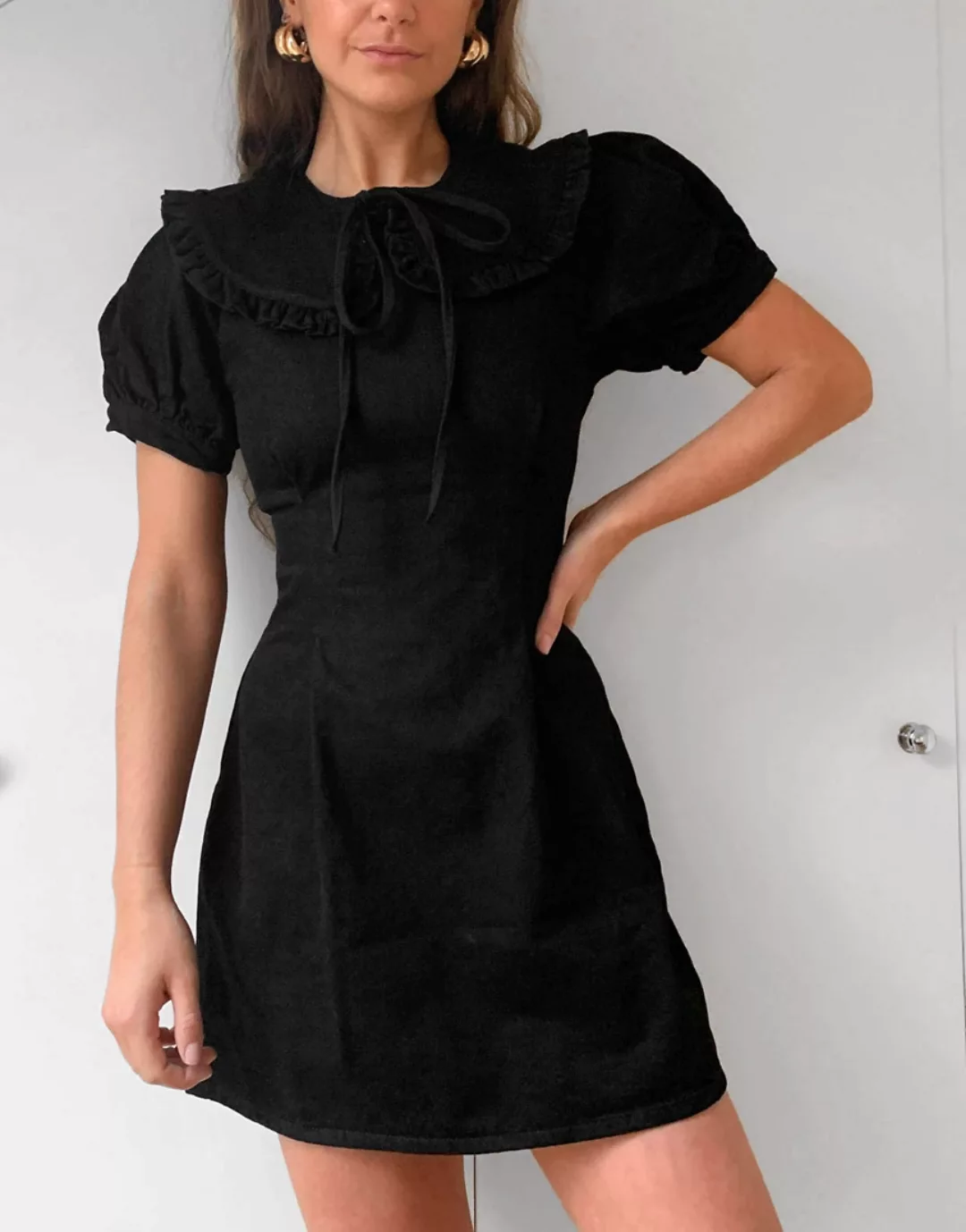 ASOS DESIGN – Jeansminikleid mit Rüschenkragen in Schwarz günstig online kaufen