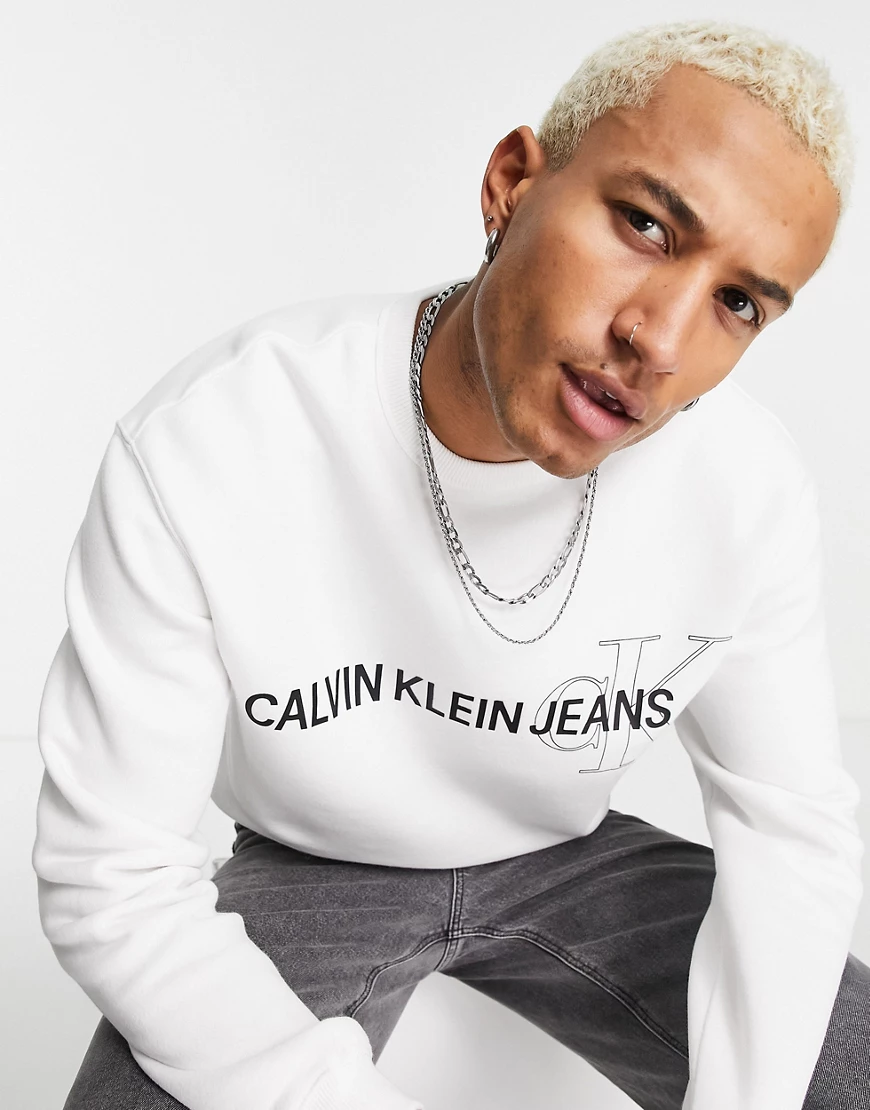 Calvin Klein Jeans – Institutional – Sweatshirt in Weiß mit Grafiklogo günstig online kaufen