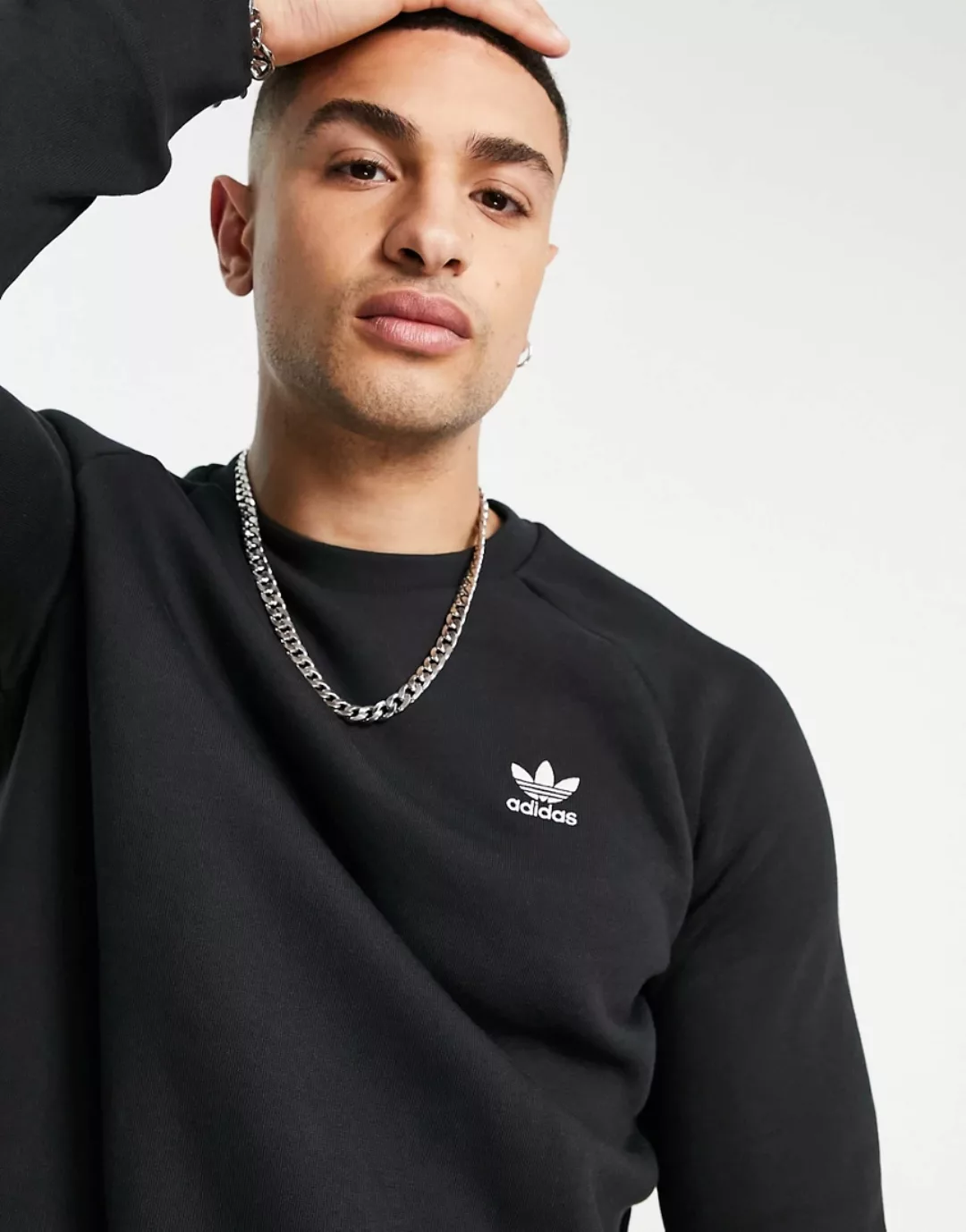 adidas Originals – essentials – Schwarzes Sweatshirt mit kleinem Logo günstig online kaufen