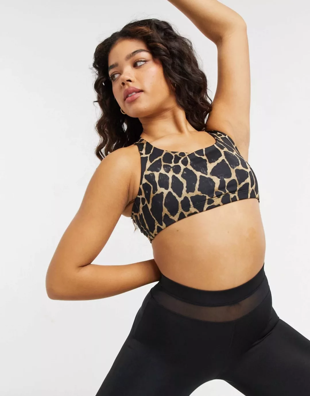 Onzie – Schicker Yoga-BH in Schwarz mit mittlerer Stützfunktion und Giraffe günstig online kaufen