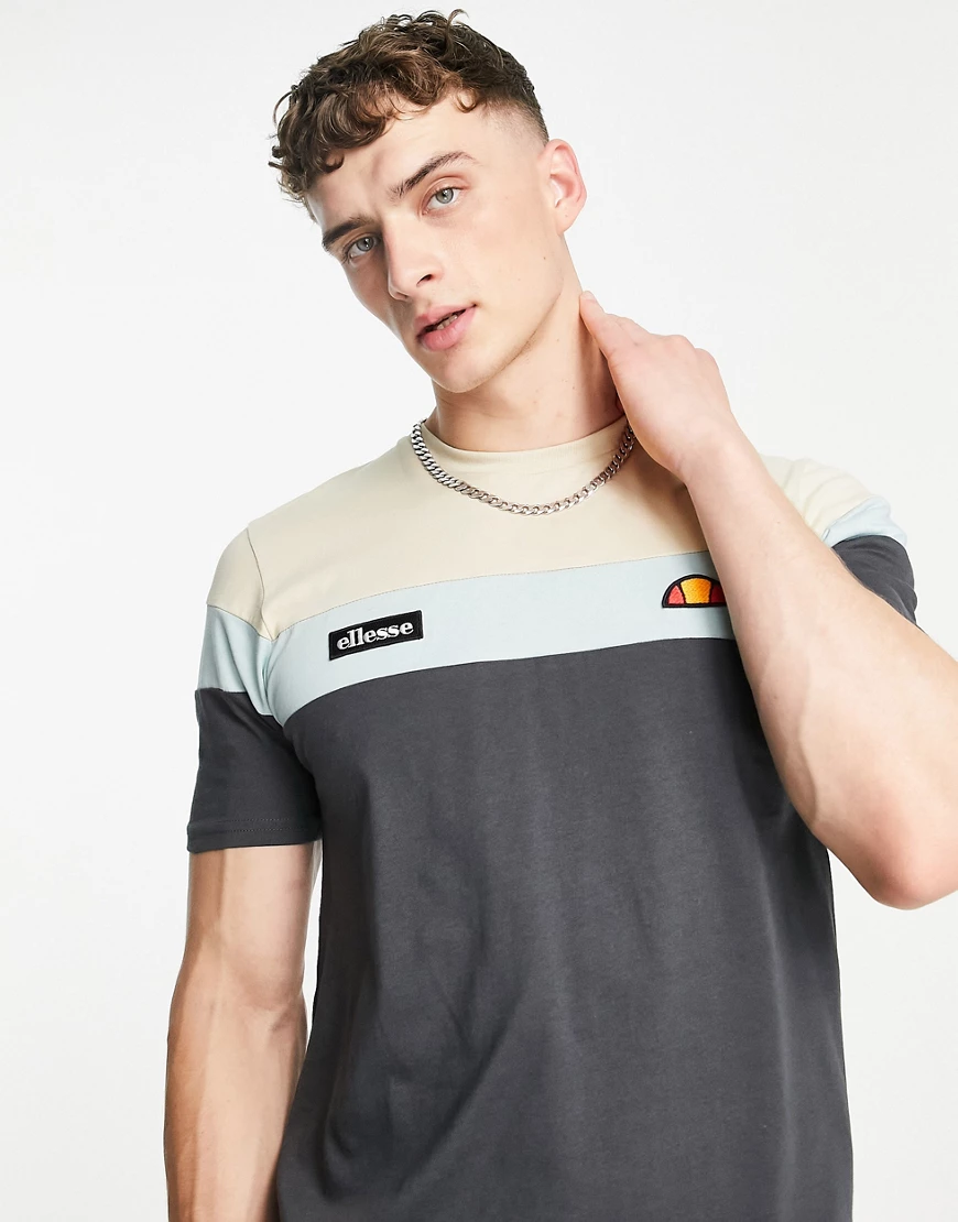 ellesse – T-Shirt mit Farbblockdesign in Anthrazit und Ecru, exklusiv bei A günstig online kaufen