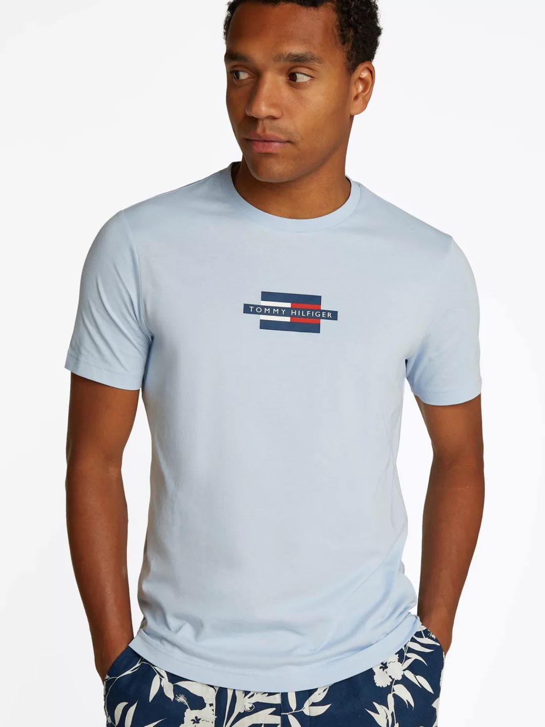 Tommy Hilfiger Kurzarmshirt "FLAG BOX TEE", Mit Rundhalsausschnitt günstig online kaufen