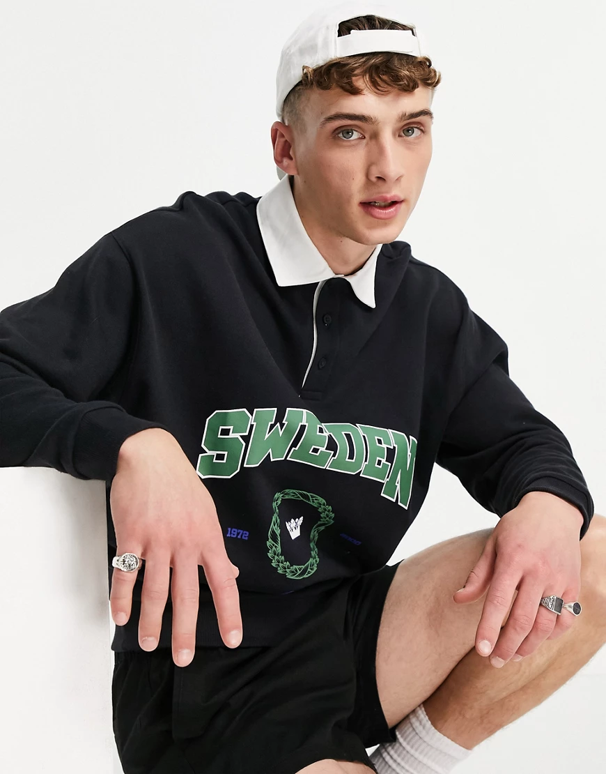 ASOS DESIGN – Oversize-Rugby-Sweatshirt in Schwarz mit „Sweden“-Print günstig online kaufen