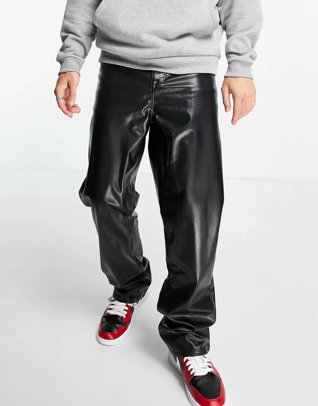 ASOS DESIGN – Lässige Jeans in Lederoptik in Schwarz günstig online kaufen
