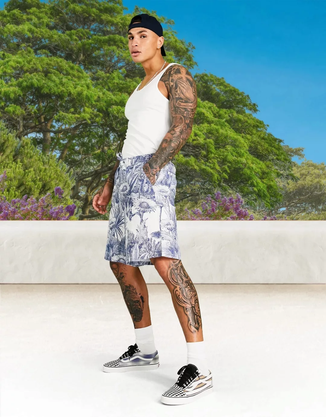 ASOS DESIGN – Kastenförmige Leinen-Shorts mit Blumenprint-Weiß günstig online kaufen