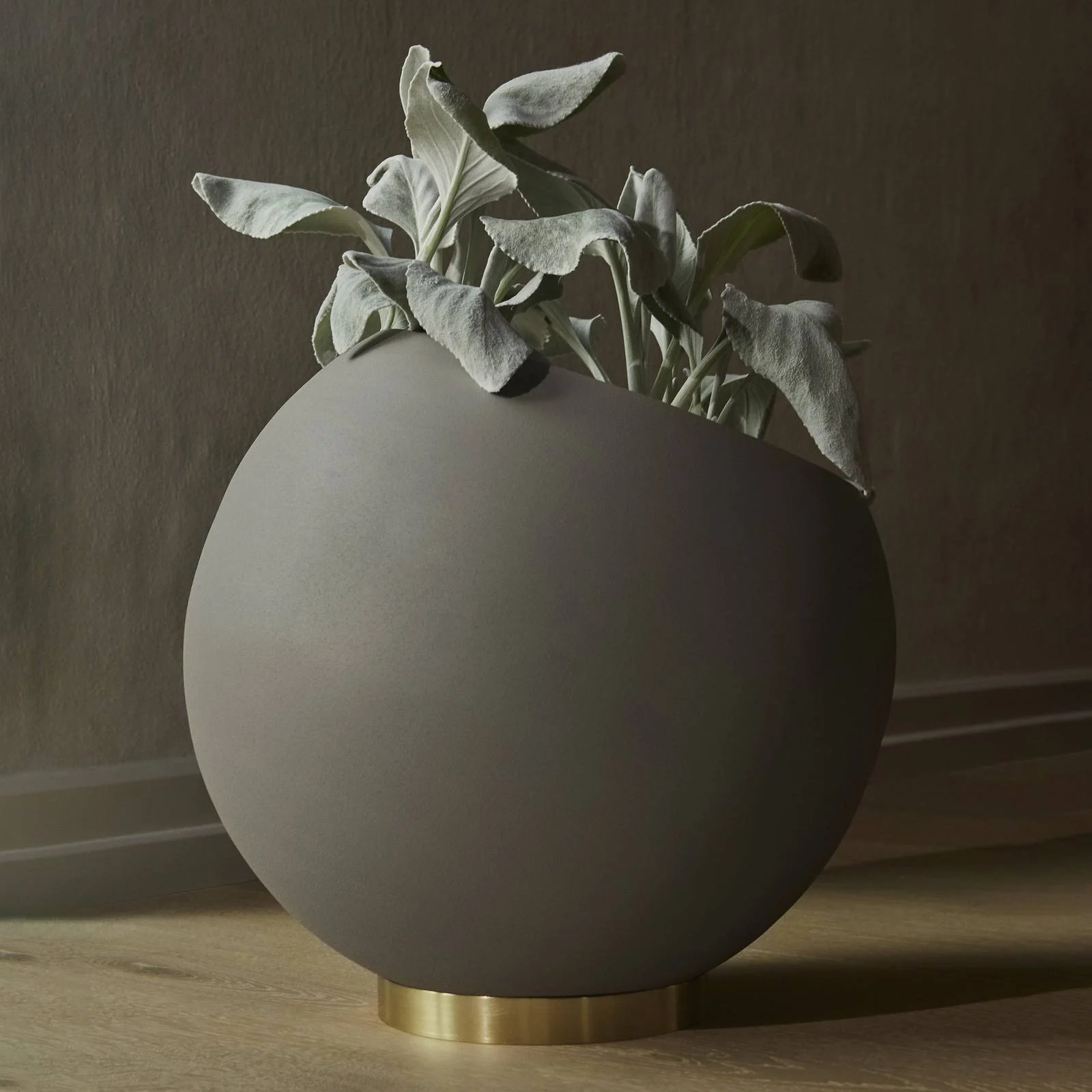 AYTM Blumentopf Globe, Ø 37 cm, graubraun, Aluminium, Stahl günstig online kaufen