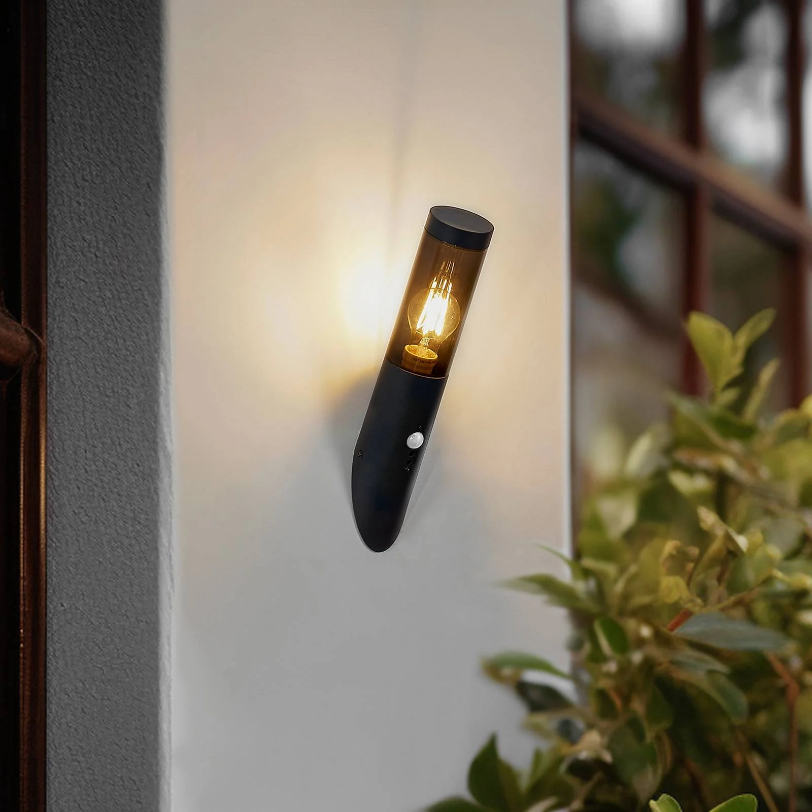 Lindby Außenwandleuchte Statius, anthrazit, Eisen, Sensor günstig online kaufen