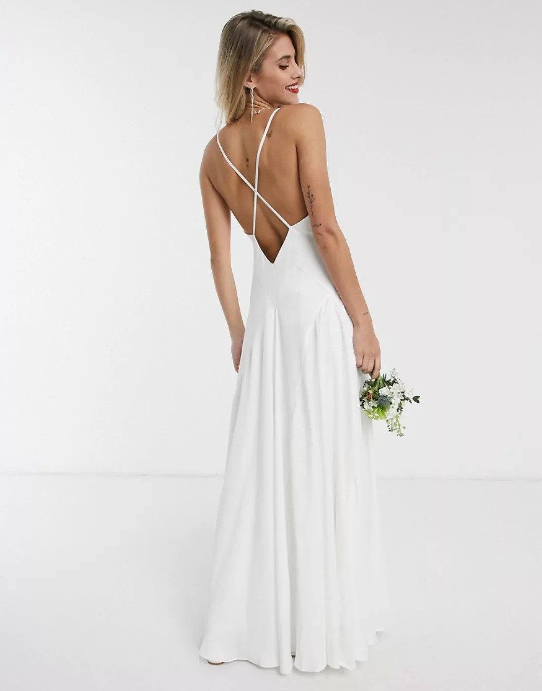 ASOS EDITION – Paige – Tief ausgeschnittenes Hochzeitskleid aus Satin mit g günstig online kaufen