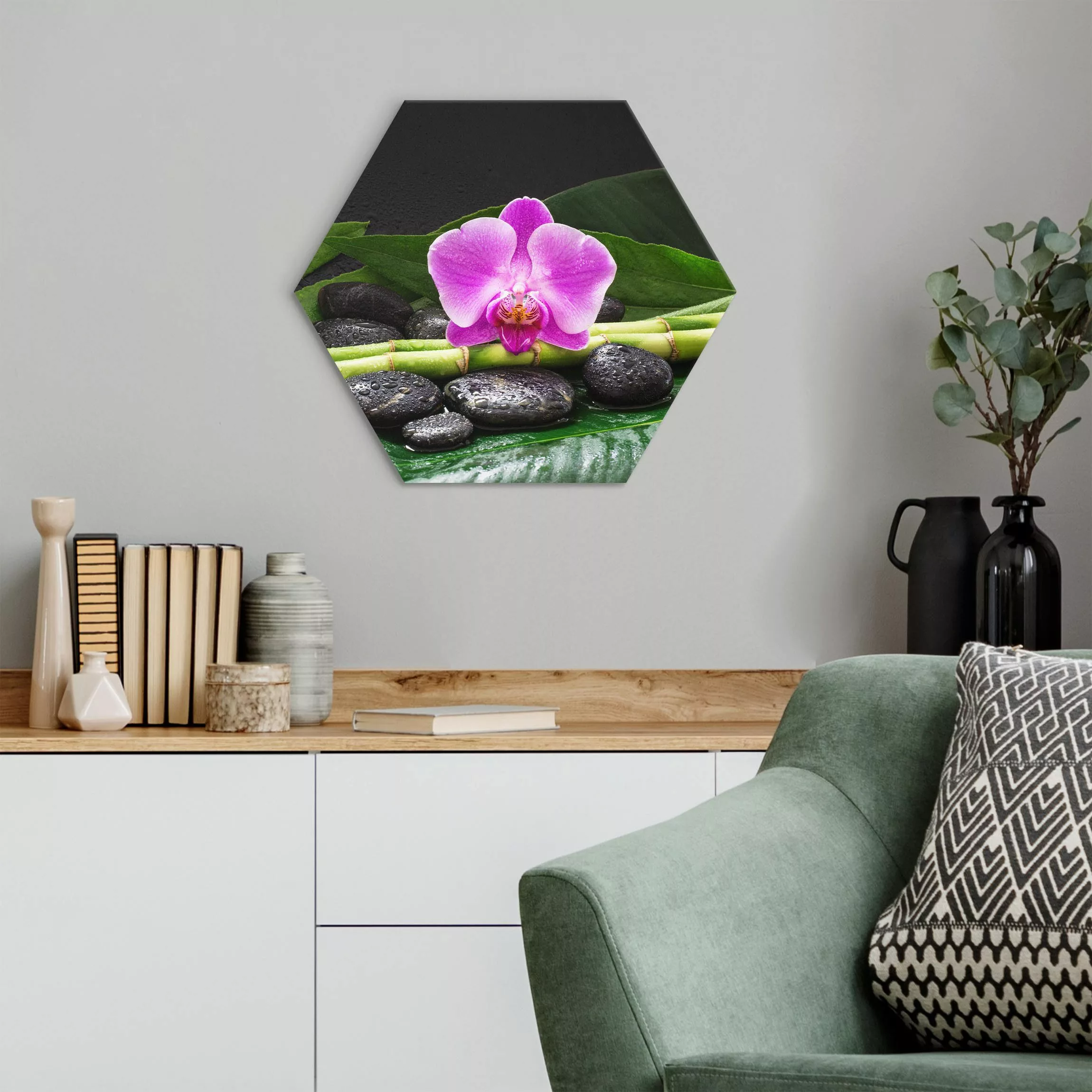 Hexagon-Alu-Dibond Bild Grüner Bambus mit Orchideenblüte günstig online kaufen