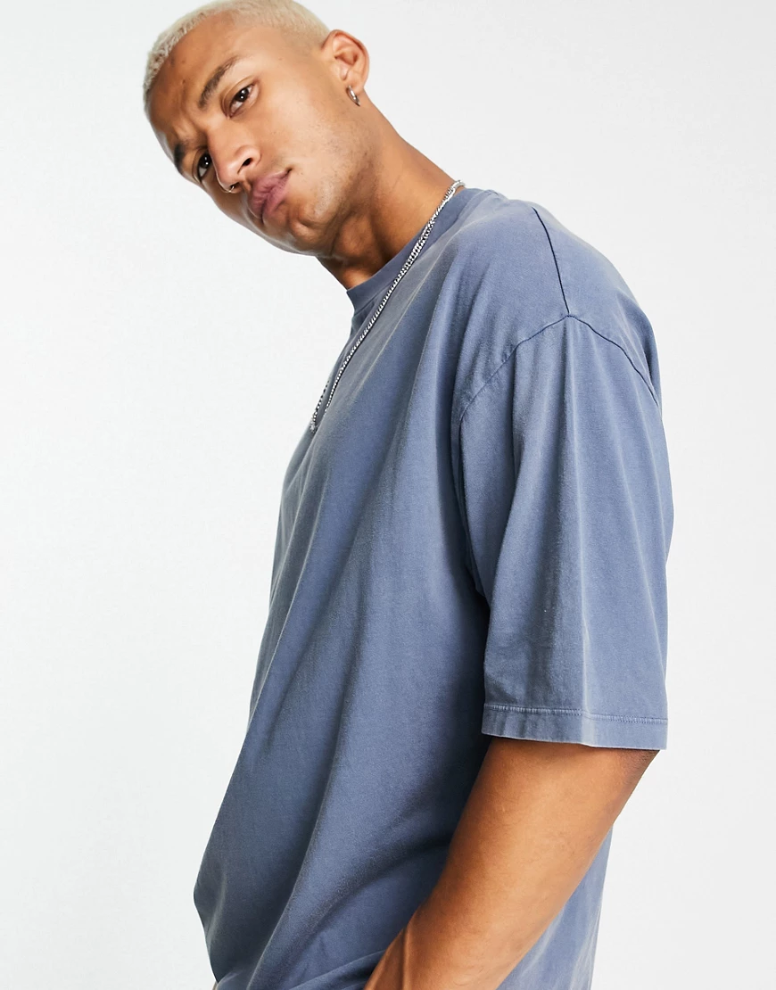 ASOS DESIGN – Oversize-T-Shirt aus Bio-Baumwollmix in Marineblau mit Acid-W günstig online kaufen