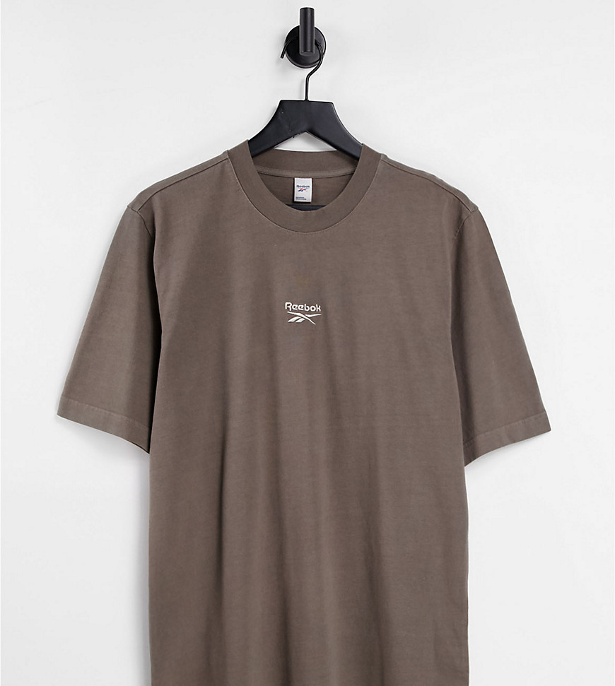 Reebok – T-Shirt in Taupe-Braun mit mittigem Logo, exklusiv bei ASOS-Grau günstig online kaufen