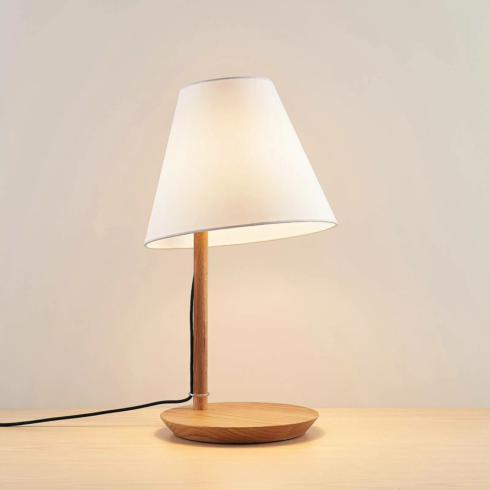 Lucande Jinda Tischlampe, Holzgestell, Stoff weiß günstig online kaufen