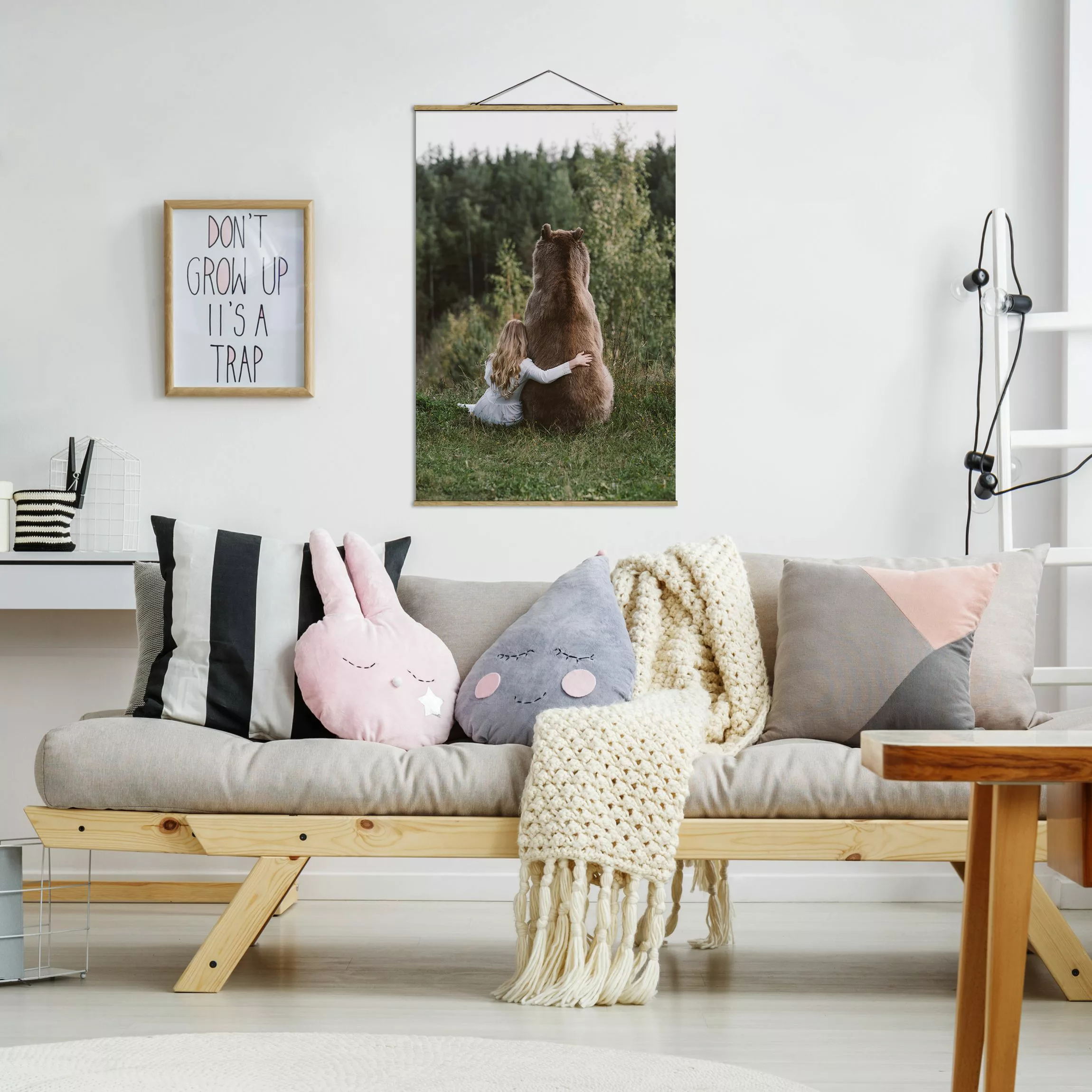 Stoffbild Tiere mit Posterleisten - Hochformat Mädchen mit Braunbär günstig online kaufen