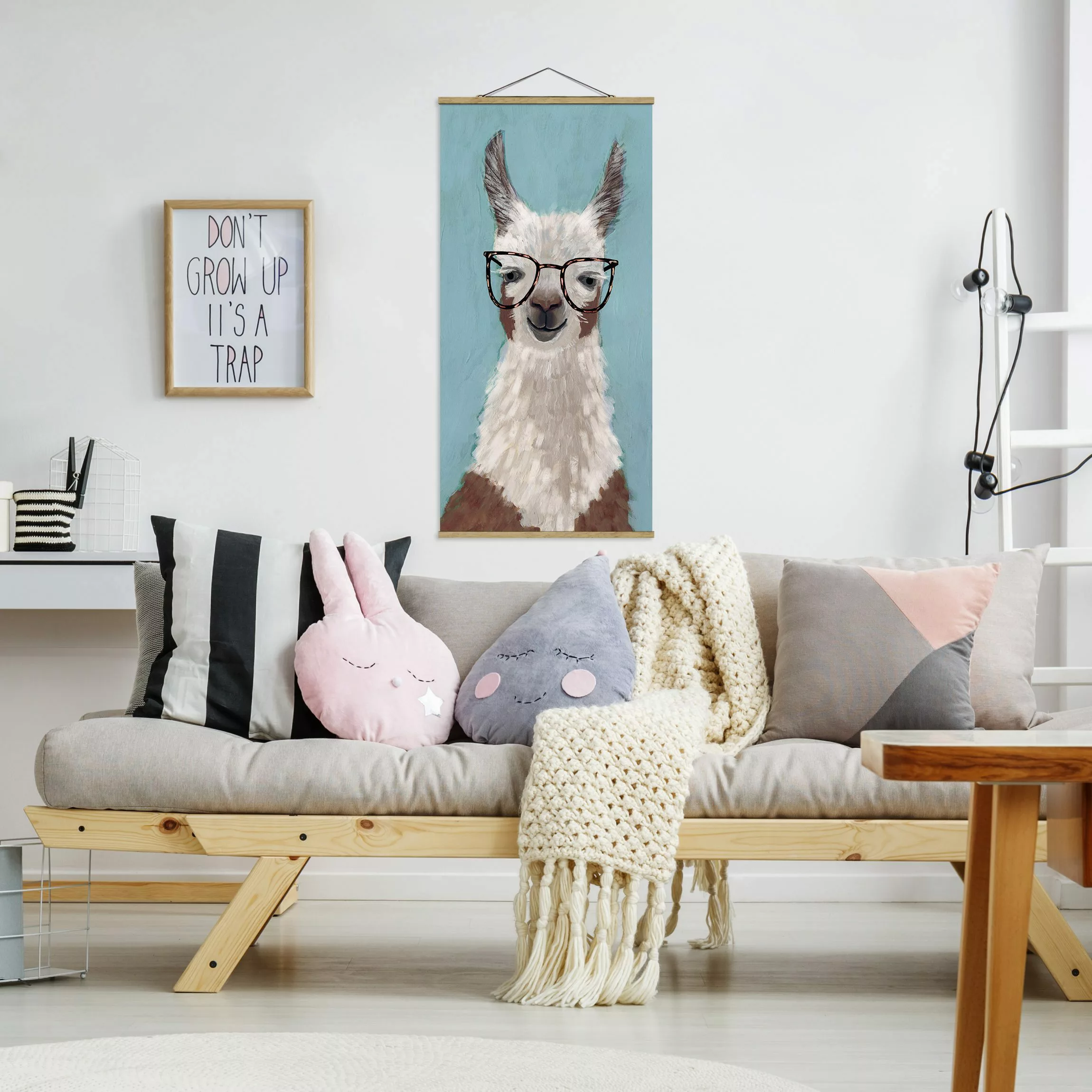 Stoffbild Tiere mit Posterleisten - Hochformat Lama mit Brille II günstig online kaufen