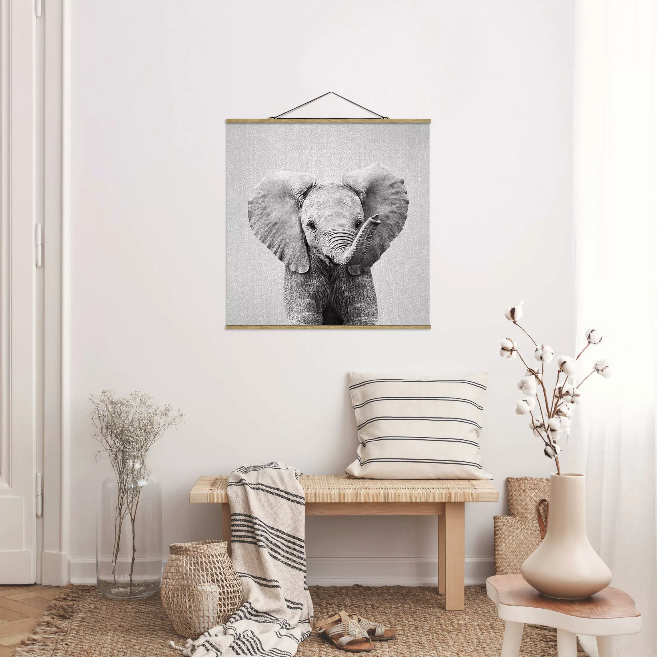 Stoffbild mit Posterleisten Baby Elefant Elsa Schwarz Weiß günstig online kaufen