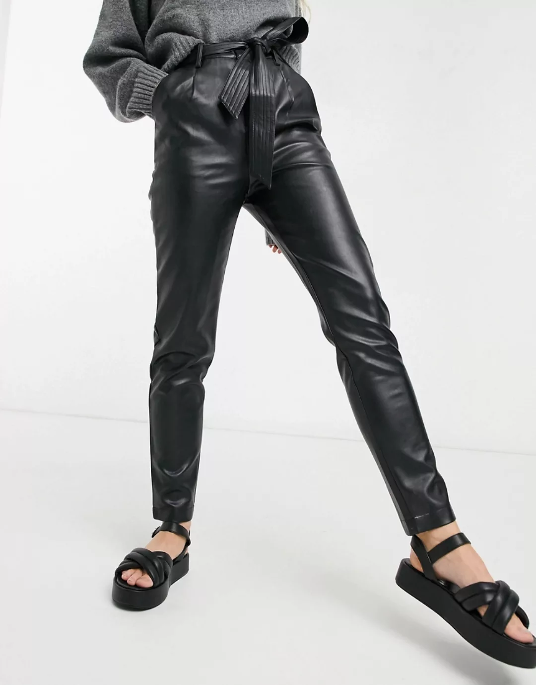 Morgan – Locker geschnittene Hose aus PU mit Gürtel in Schwarz günstig online kaufen