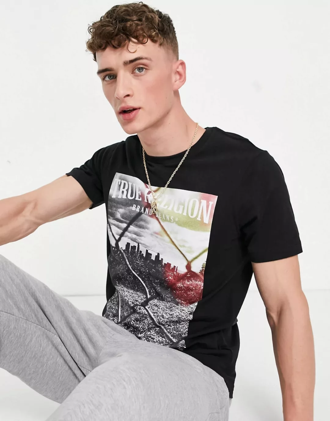 True Religion – T-Shirt mit Rundhalsausschnitt und Zaun-Cityprint-Schwarz günstig online kaufen