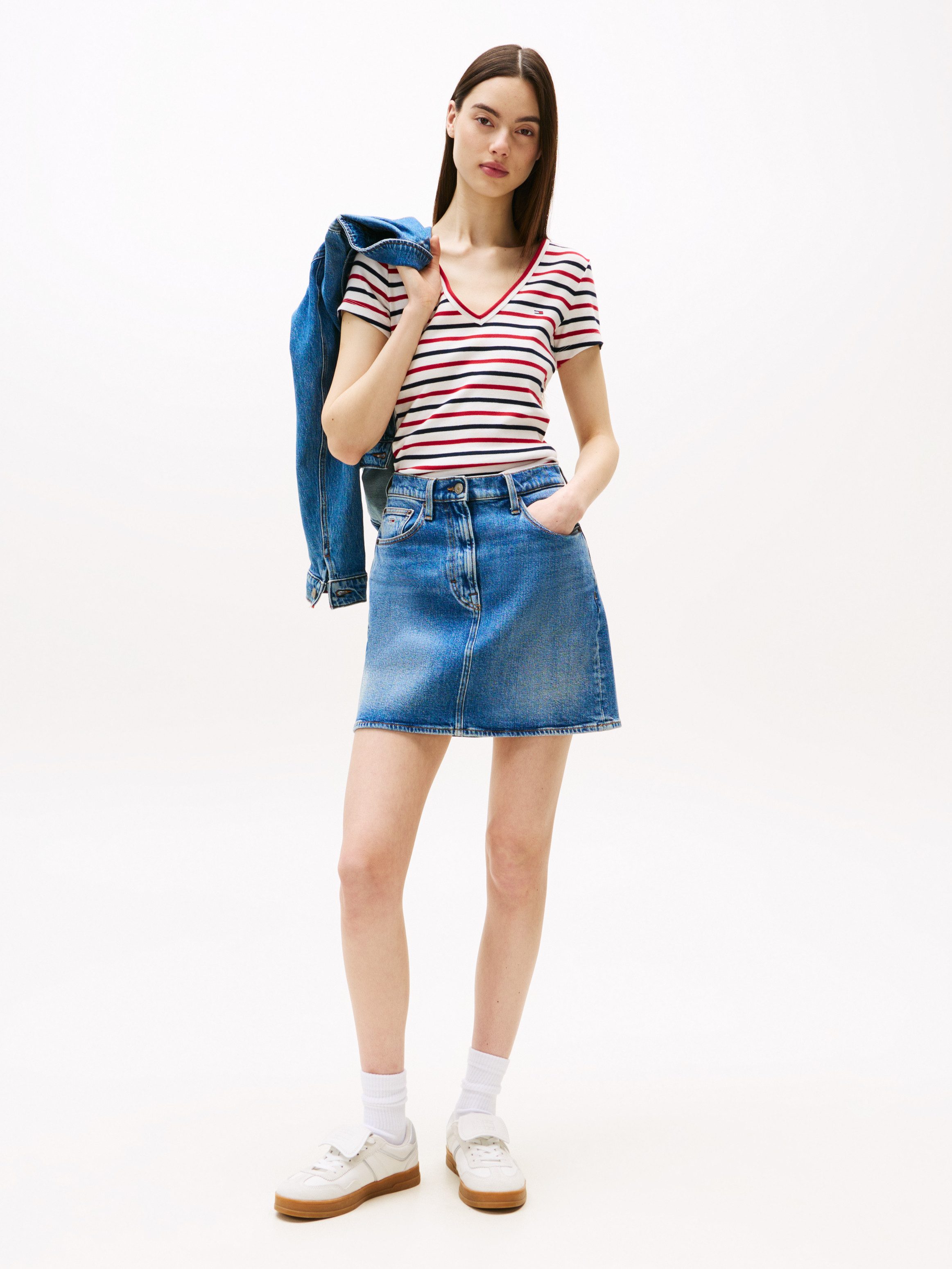 Tommy Jeans Kurzarmshirt "TJW SLIM ESSENTIAL RIB V SS", mit gerippter Struk günstig online kaufen