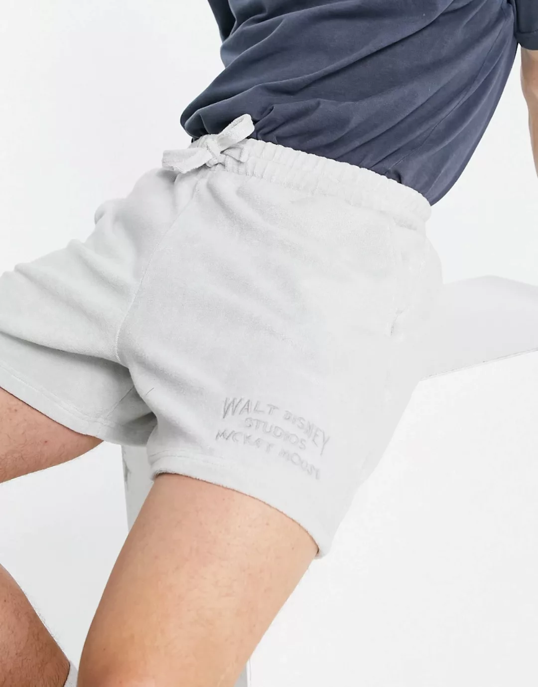 ASOS DESIGN – Frottee-Shorts mit Mickey-Print in Anthrazit, Kombiteil-Grau günstig online kaufen
