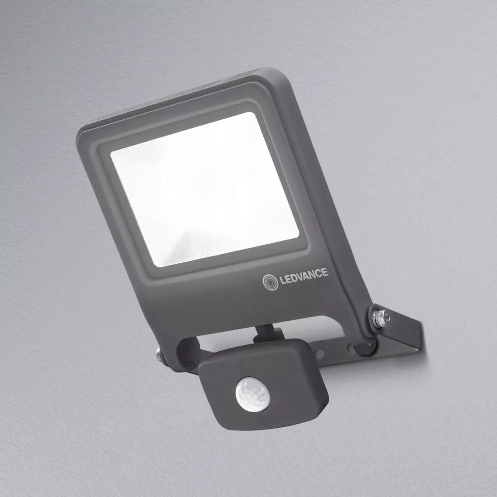 LEDVANCE Endura Floodlight Sensor-LED-Strahler 30W günstig online kaufen