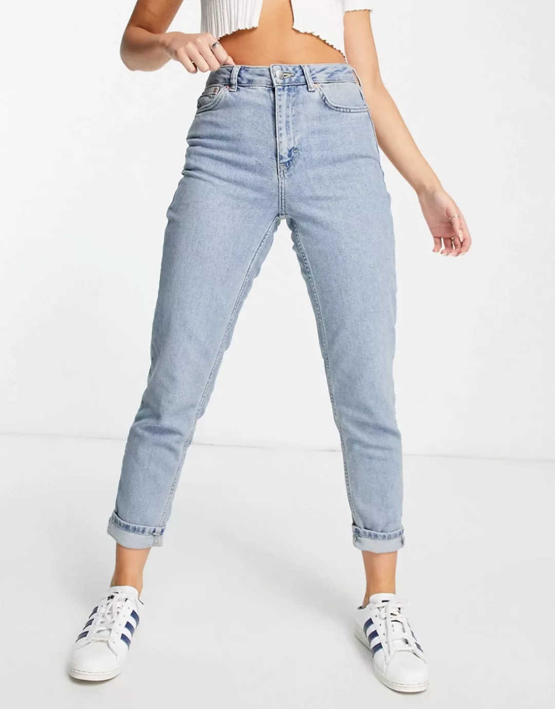 Topshop – Hochwertige Mom-Jeans aus Bio-Baumwollmix in Bleach-Waschung-Blau günstig online kaufen