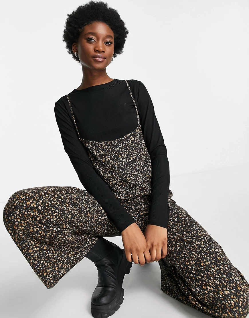 ASOS DESIGN – Latzhose mit schmalen Trägern in dunklem Blümchenmuster mit l günstig online kaufen